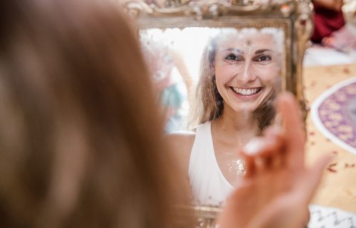 Female-Tribe-Women-Circle-Aphrodite-Frau vor Spiegel