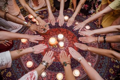 Female-Tribe-Women-Circle-Hände